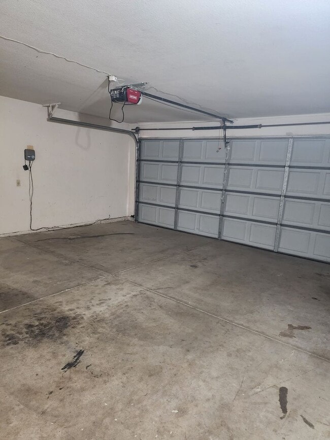 Building Photo - 3 Bedroom 2 Bath in HOA Community with Com...