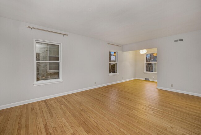 Building Photo - 5873 N Santa Monica Blvd