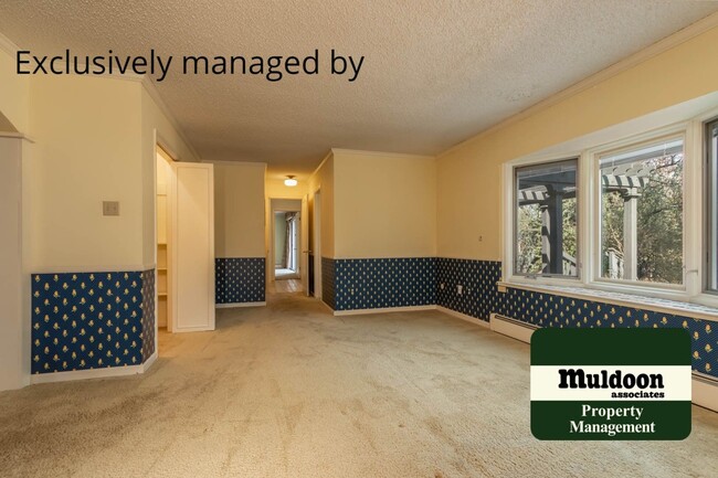 Building Photo - Beautiful 3 bedroom home with two car garage in Old Broadmoor