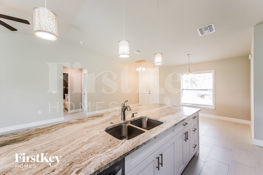 Building Photo - 845 Chezy St E