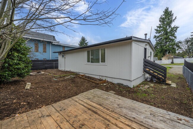 Building Photo - 815 SW Cloverdale St