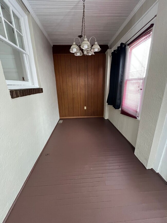 Building Photo - 705 Short St