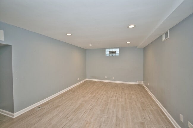 Building Photo - 6700 N Monticello Ave