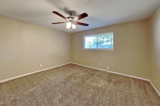 Building Photo - 3202 Vandyke Dr