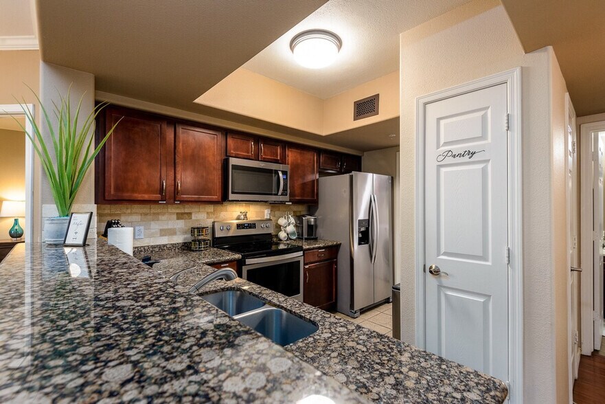 Building Photo - 14777 N Apartment