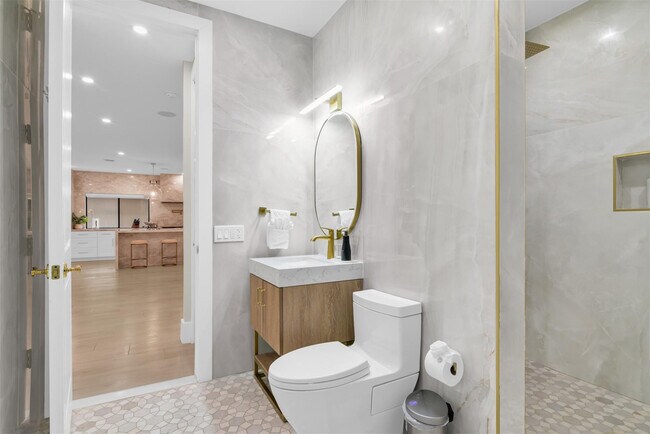 Building Photo - 319 S Riverside Dr