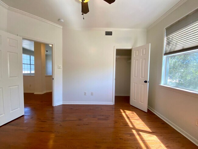 Building Photo - 3 Bedroom Townhouse Condo-North Austin!