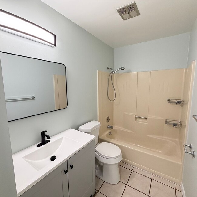 Building Photo - Remodeled Two bedroom duplex in Kellogsville School District!