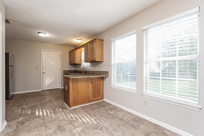 Building Photo - 495 Forest Ridge Dr