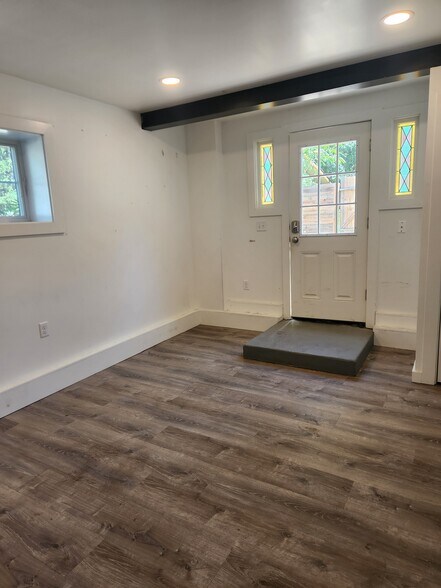Front door - unit B - 524 18th St