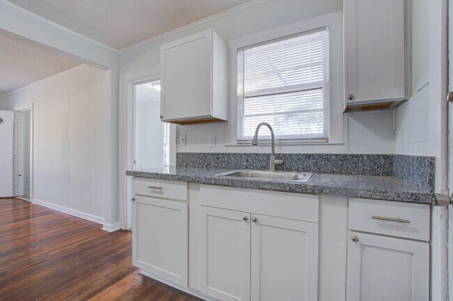 Building Photo - 2615 Warm Ave