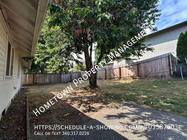 Building Photo - 3 Bedroom, 2 Bath Home on Corner Lot in La...