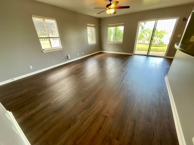 Building Photo - 4 bedroom, 2.5 bath, Mountain and Ocean Ba...