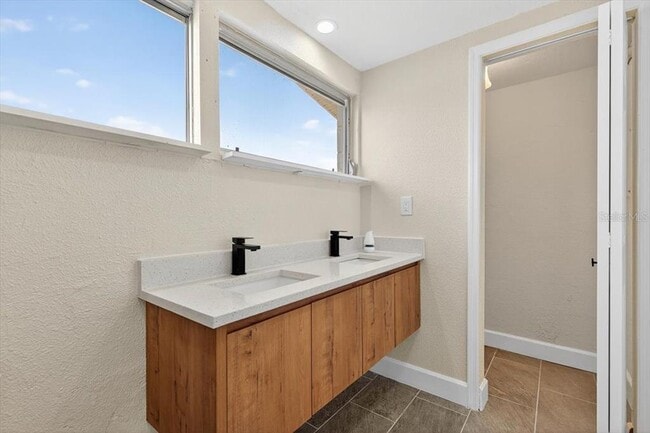 Building Photo - 420 Palm Creek Dr