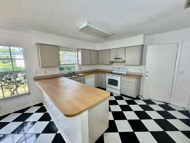 Building Photo - 3 Bed, 2 Bath Tampa Home Walking Distance ...