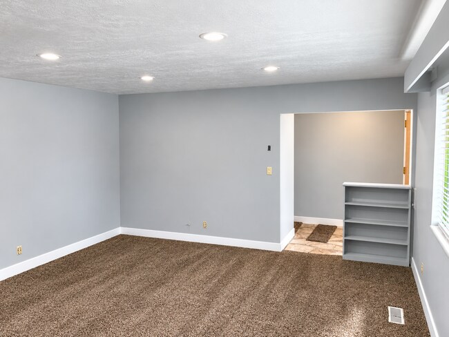 Building Photo - Spacious 5-Bedroom Home with Large Yard in Centerville!