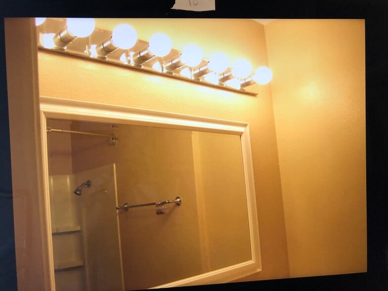 Masters bathroom - 8308 Regents Rd