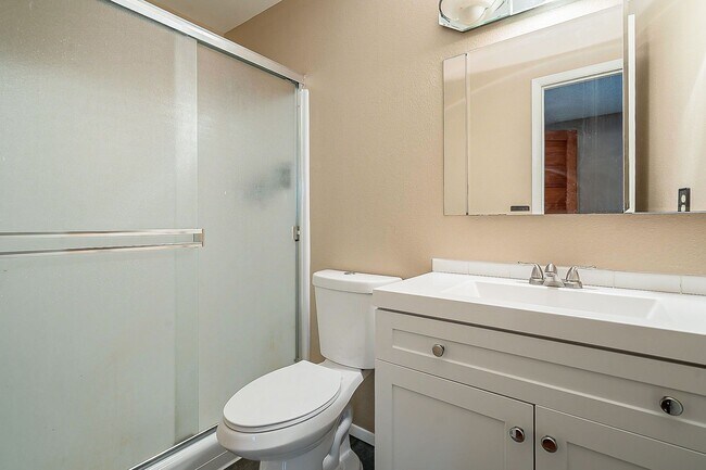Building Photo - Charming 3 bedroom townhome near everything!