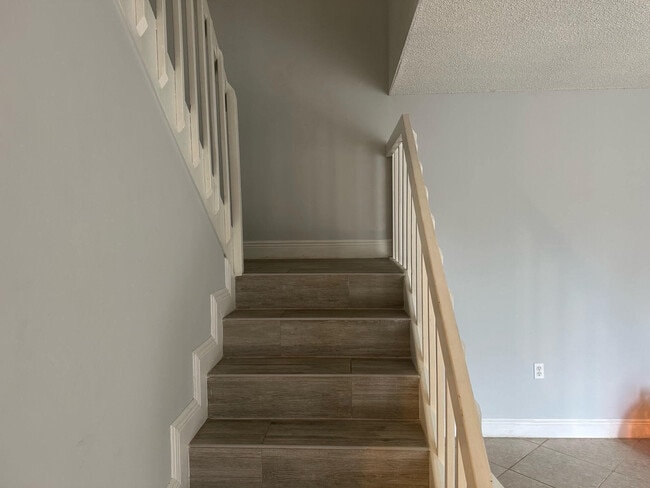 Building Photo - 1120 11th Ct