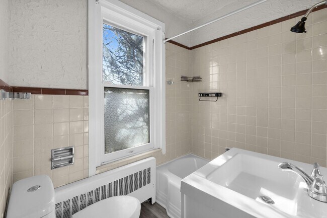 Building Photo - 1542 Warren St