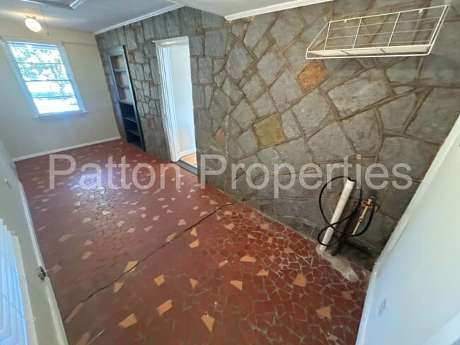 Building Photo - West Columbia Home