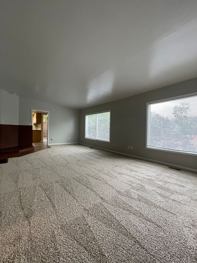Building Photo - 3 Bedroom rancher in desirable West Side C...