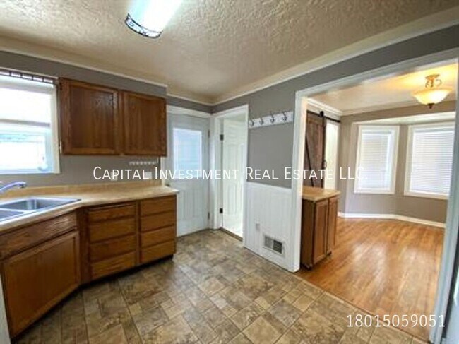 Building Photo - 236 400 S