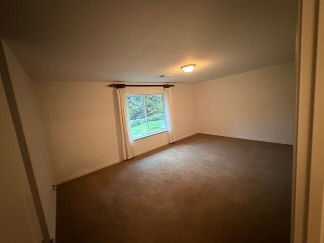 Building Photo - Beautiful, Loved, 3 bed-2 ba Mountain Home