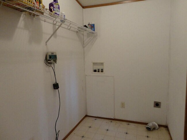 Building Photo - 16658 Meadowcroft St