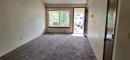 Building Photo - Spacious townhome