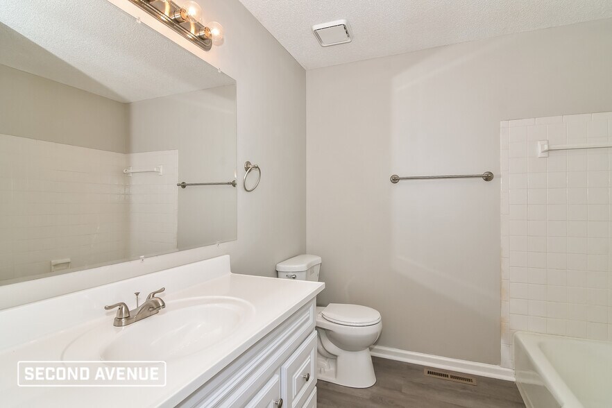 Building Photo - 716 SE Shamrock Ln