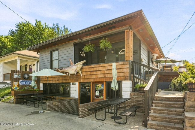 Building Photo - 813 Swan St