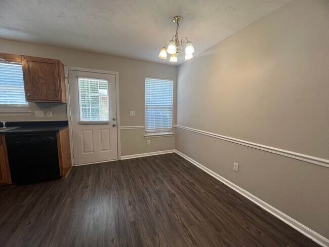 Building Photo - MOVE IN SPECIAL!  HALF OFF FIRST MONTHS RENT!