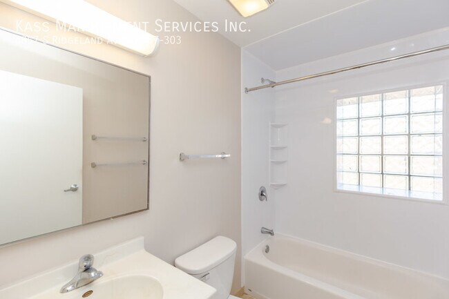 Building Photo - 6857 S Ridgeland Ave