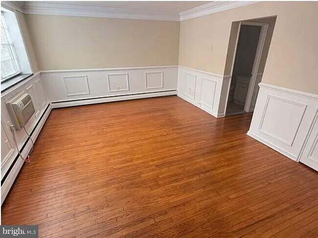 Building Photo - 53 Llanfair Rd