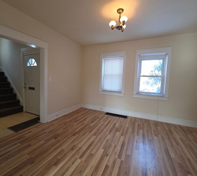 Building Photo - 3 bedroom house For Rent