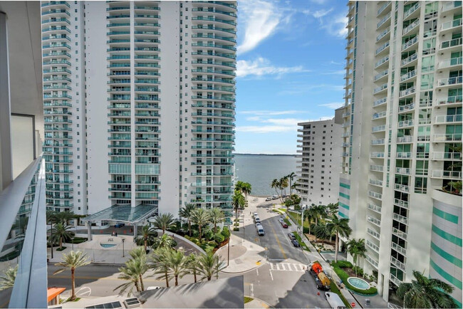 Building Photo - 1300 Brickell Bay Dr