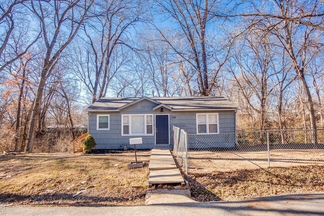 Building Photo - SEE IT NOW: Adorable 2-Bed Home with Bright Interiors in Independence!