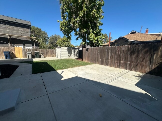 Building Photo - 3 Bedroom 2 Bathroom Home with Yard