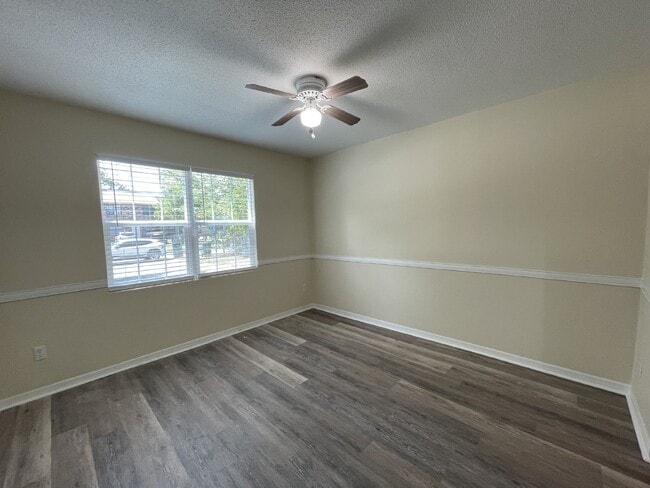 Building Photo - Town House For Rent