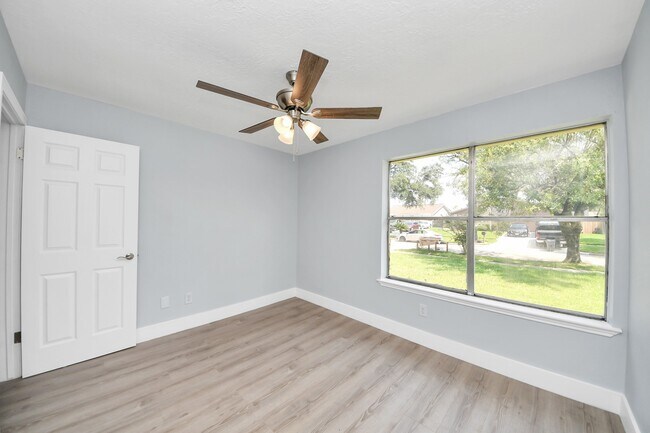 Building Photo - 10171 NW Park Dr