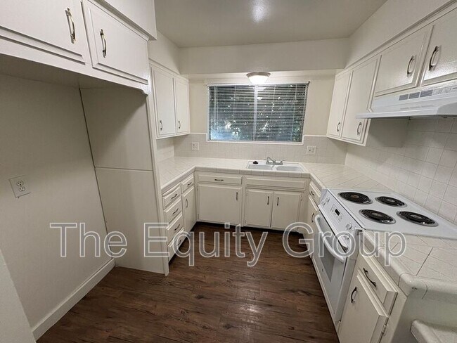 Building Photo - 941 S Demaree St