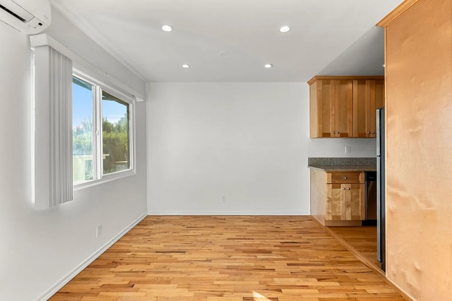 Building Photo - Beautiful clean/private building in one of...