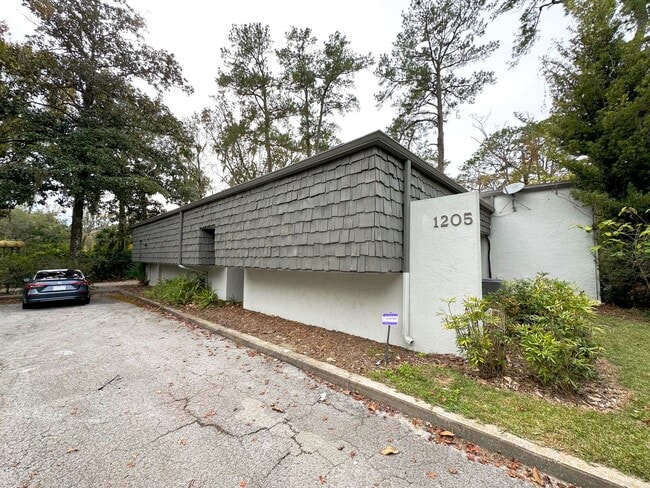 Building Photo - Huge 6 Bedroom, 3.5 Bathroom House in the ...