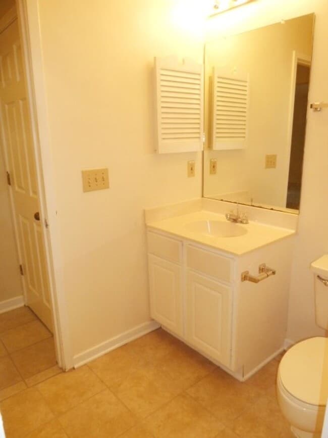 Building Photo - Available Now! Updated 2br 2ba Garden-Style Condo in Mill Creek! Walk to Campus