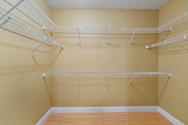 Building Photo - 10860 Fairmont Village Dr