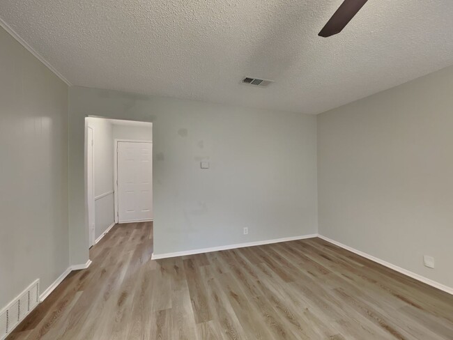 Building Photo - Charming 3-Bed, 2-Bath Home in Burleson with Garage Parking