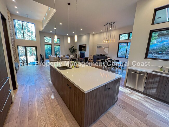 Building Photo - AVAILABLE JANUARY - Fully Furnished Modern...