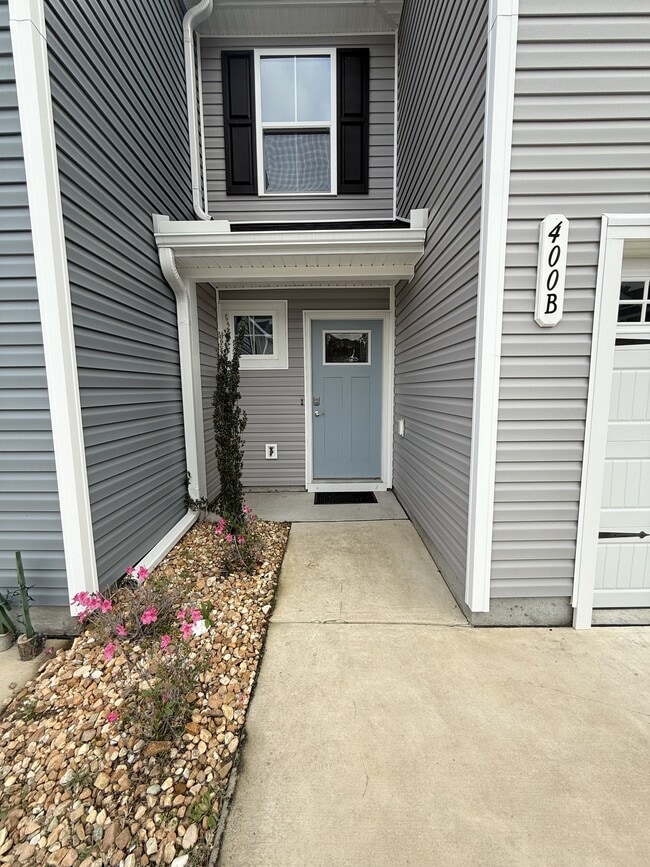 Building Photo - 400 el Camino Dr