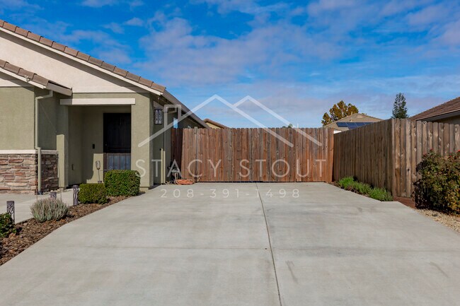 Building Photo - 1385 Deerwood St